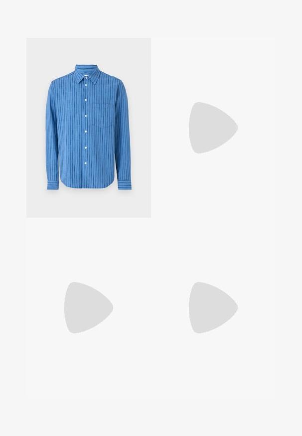 Blaues Langarmhemd mit horizontalen Streifen. Verfügt über eine durchgehende Knopfleiste, einen Kragen und eine Brusttasche. Hergestellt aus einem strukturierten Stoff.; Weiße Baumwoll-T-Shirt mit kurzen Ärmeln, rundem Ausschnitt, lockerer Passform und ohne sichtbare Logos oder Muster. Glatte Textur und minimalistisches Design.; Marineblaue Shorts aus leichtem Material mit Knopfverschluss, Seitentaschen, geradem Schnitt und sichtbaren Nähten.; Grauer und schwarzer Nike-Laufschuh mit sichtbarer federähnlicher Dämpfung unter der Sohle und einem weißen Swoosh-Logo an der Seite.