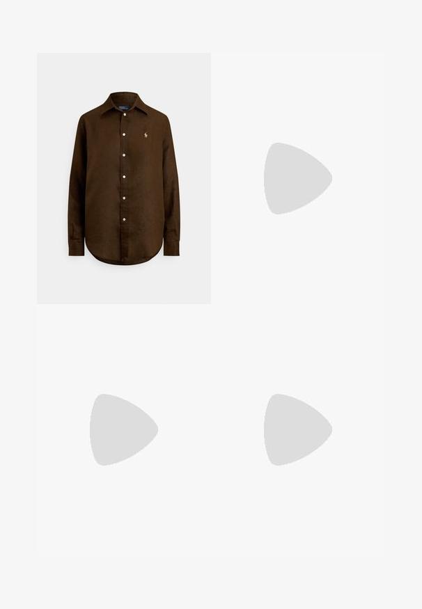 Braunes Leinenhemd mit klassischem Kragen, langen Ärmeln, Knopfleiste vorne und kleinem, gesticktem Logo auf der linken Brust.; Beige Cargo-Shorts aus leichtem Material, mit zwei seitlichen Taschen, flacher Vorderseite und lockerer Passform.; Hohe braune Lederstiefel mit glatter Oberfläche, ausgestattet mit einem seitlichen Schnallenriemen und einem gestapelten Absatz. Das Obermaterial hat ein schlichtes, unverziertes Design.; Schultertasche aus Wildleder in Braun mit geschwungener Form, kontrastierenden Nähten, goldfarbenen Hardware-Akzenten und einer mit Reißverschluss versehenen Fronttasche.