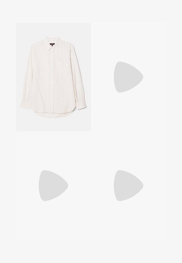 Valkoisilla raidoilla varustettu napillinen paita pitkillä hihoilla, etutasku, jossa on vahakuvio, sekä kaareva helma. Pehmeä kankaan rakenne.; Tummansiniset cargo-housut rentoa istuvuutta, joissa on kaksi etutaskua, suorat lahkeet ja elastiset resorit nilkoissa. Kevyt kankaan tekstuuri.; Valkoiset nilkkaketjulliset sandaalit, joissa on pieni korko, ohuet hihnat ja sileä nahkapinta; varustettu pienellä koristeellisella soljella.; Kihara ruskea hiukset, vaalea ihonväri, kullanväriset korvakorut. Tausta on neutraali harmaa, keskittyen aiheen kasvonpiirteisiin.