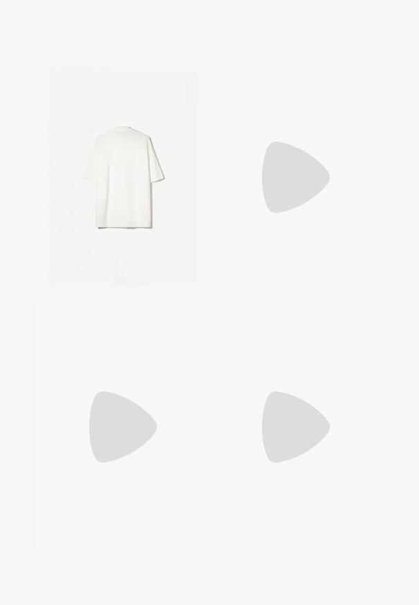 Chemise à manches courtes, coupe décontractée en tissu blanc texturé. Belle col doux et ourlet droit. Design minimaliste, sans motifs visibles.; Shorts en denim beige clair avec une coupe ample, dotés de deux poches avant, d'une fermeture éclair et d'un bouton en métal.; Sabots en suède beige à enfiler, avec une semelle en liège, un bout arrondi et une bride simple dotée d'une boucle dorée. Semelle en caoutchouc pour une meilleure adhérence.; Lunettes de soleil ovales avec des verres dégradés bleu clair, une monture en métal doré et des branches en acétate marron. Présente de petits détails sur les côtés de la monture.