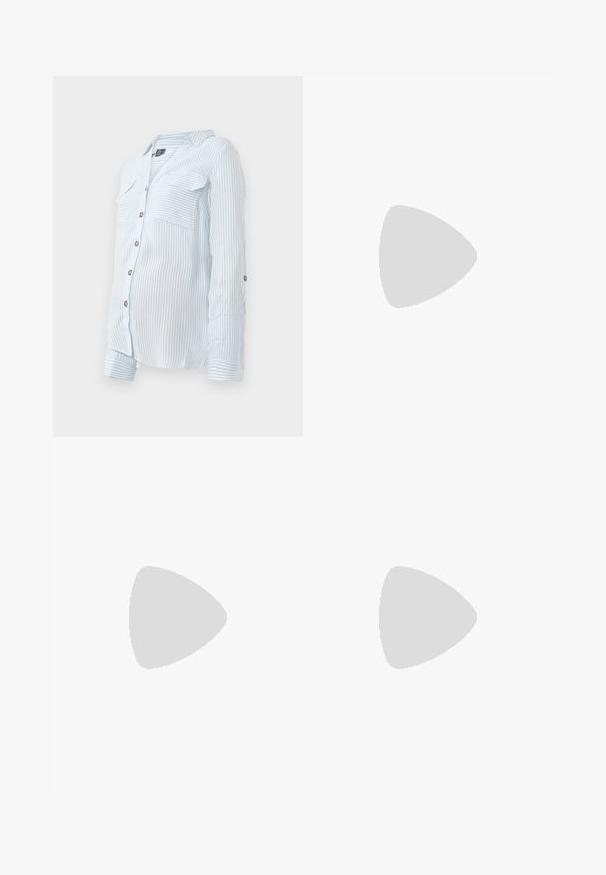 Camisa de botones de rayas en azul claro, con mangas largas, dos bolsillos en el pecho y mangas remangadas sujetas por botones. Tela suave y ligera.; Pantalones cortos negros con un patrón de margaritas blancas y cintura fruncida; los pantalones interiores son de un negro sólido con una textura suave.; Zapatilla blanca con un upper sintético suave, caja de dedos perforada, cordones planos y una suela texturizada, exhibida sobre una superficie de madera.; Bolso tote de cuero marrón con asas dobles, cuenta con costuras en contraste y un diseño espacioso, adecuado para el uso diario.