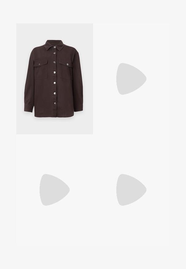 Camisola de almofadada castanha escura feita de algodão, com colarinho, fecho frontal de botões, dois bolsos no peito e botões prateados. Mangas longas.; Duas t-shirts brancas sem mangas, feitas de tecido de algodão suave, com um decote redondo e sem padrões ou fechos visíveis.; Calças de perna larga de cintura alta em cinza escuro com fecho frontal de botão e zíper, bolsos frontais, passantes para cinto e detalhes de costura vertical visíveis.; Sapato slingback bicolor em bege e preto, com bico apontado, salto baixo e detalhe de tira cruzada. Textura de couro suave.