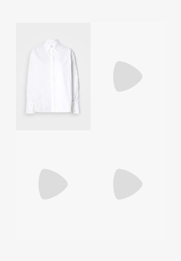 Biela košeľa s klasickým golierom, dlhými rukávmi a manžetami. Vyrobená z hladkej tkaniny, má stredný zips.; Midi sukňa s kvetinovým potlačou, na ktorej sú veľké tmavomodré kvety na svetlejšom modrom pozadí; látka vyzerá hladko s mierne lesklou textúrou.; Strieborná kožená lodička na vysokom opätku s špicatou špičkou, čiernym pruhom a lesklým povrchom, s elegantným obrysom a tenkým opätkom.; Čierna kožená kabelka s prehnutým dizajnom, zlatými kovovými detailmi a horným uchom. Má elegantné zatvorenie a hladký povrch.