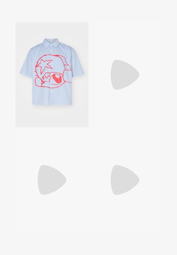 Koszula z krótkim rękawem z guzikami, w niebiesko-białe paski, z wyraźnym czerwonym wzorem graficznym zawierającym gwiazdę i okrągłe kształty.; Biała koszulka z długim rękawem, wykonana z miękkiej bawełny. Okrągły dekolt, proste brzegi, bez widocznych wzorów czy grafik.; Granatowe szorty dżinsowe o luźnym kroju, z dwiema tylnymi kieszeniami z kontrastowym przeszyciem. Prosty krój i długość sięgająca do kolan.; Brązowy skórzany kowbojski but z wysoką cholewką, spiczastym noskiem, skomplikowanymi wzorami haftu i małym obcasem. Teksturalne wykończenie na całej powierzchni.