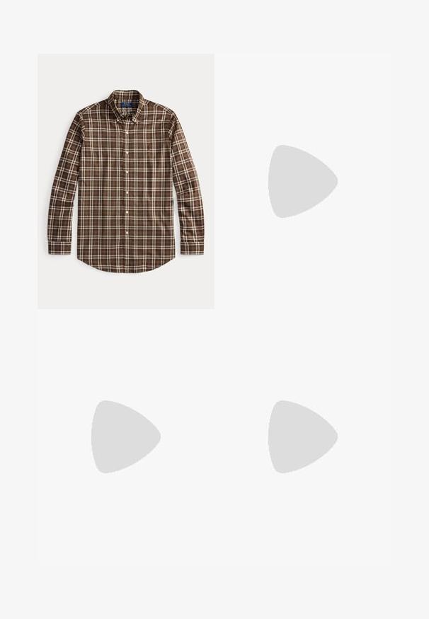 Smeđi karirani košulja s dugim rukavima i kragnom na dugme, s bijelim akcentima u kockastom uzorku. Izrađena od lagane tkanine.; Smeđe krojene hlače ravnog kroja, s vidljivim nabara, prednjim džepovima i jednim dugmetom za zatvaranje u struku. Glatka tekstura.; Smeđe kožne mokasine s okruglim vrhom, šivanim detaljima i niskim gumenim potplatom. Dizajn sadrži trakicu preko gornjeg dijela.; Set od pet narukvica sastavljenih od smeđeg kože, drvenih perli i srebrnog lanca; različite teksture i oblici, s prilagodljivim zatvaranjem.