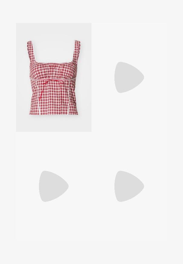 Haut en tissu à carreaux rouge et blanc avec un décolleté carré, design froncé, nœud rouge réglable et accents en dentelle blanche le long des bords.; Shorts en coton beiges avec un ourlet retroussé, dotés d'une fermeture à bouton sur le devant et de poches cousues. Texture lisse avec des détails minimes.; Ballerines en daim noir avec un bout arrondi, ornées d'un nœud décoratif à l'avant et d'une semelle plate. Texture lisse et forme classique.; Lunettes de soleil noires surdimensionnées avec des verres ovoïdes, monture en plastique lisse et accents dorés sur les tempes. Les verres sombres offrent une protection contre le soleil.