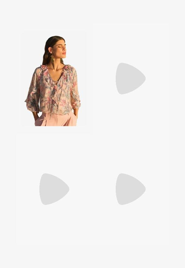 Bluză florală din chiffon roz deschis, cu guler și mâneci volănaș. Prezintă modele intricate și un închidere tip fundă în față.; Pantaloni largi din satin de culoare crem, cu modele geometrice negre brodate pe margine. Caracterizat printr-o textură netedă și o siluetă croită.; Pantof cu toc bloc din piele bej, cu vârf ascuțit, margine neagră pe deschidere și curea subțire reglabilă la spate cu detalii aurii.; Geantă de mână din piele crem, cu o formă de semilună, accesorii aurii, accente negre și o curea detașabilă. Are un detaliu cu lanț și eticheta.