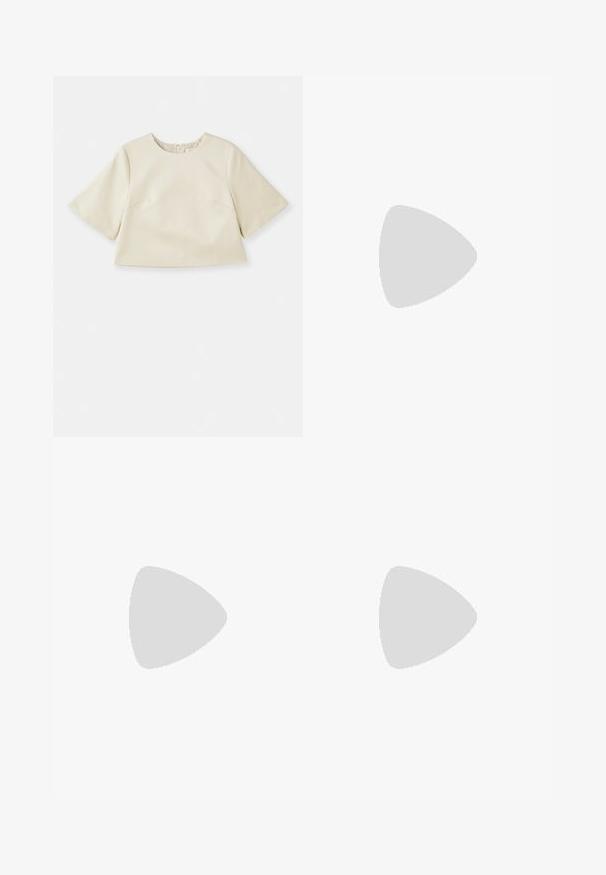 Kremasti skraćeni top izraslijeđen od glatkog materijala, s kratkim rukavima, okruglim izrezom i suptilnim detaljima šavova.; Hlače širokog kroja u bijelim i mornarsko plavim vertikalnim prugama. Izrađene od lagane tkanine s glatkom teksturom i elastičnom navlakom za pojas.; Jasna plastična klompa s rešetkastim uzorkom, zaobljenim vrhom i malim srebrnim detaljem na remenu. Fleksibilna potplat u prozirnoj boji.; Bijele plastične sunčane naočale s pravokutnim okvirom, smešnim lećama i zlatnim naglaskom na uvijanju. Glatka tekstura i moderan dizajn.; Tory Burch ROMY PEBBLED SATCHEL - Ručna torba - tiramisu