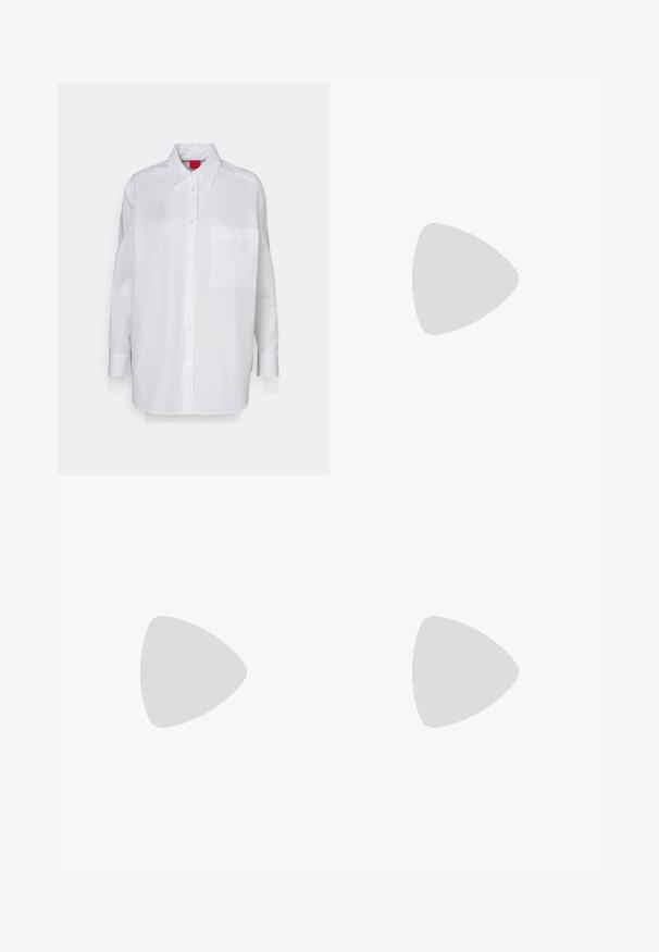 Hvid langærmet skjorte lavet af bomuld, med knap-ned krave, forlommer og diskret branding på lommeområdet.; Hvid oversized skjorte med knaplukning parret med en gennemsigtig tyl-maxikjole med blomsterprint og en løs, flagrende silhuet.; Sølv balletflade med metallisk finish, rund tå, sløjfeaccent foran og en lav hæl for ekstra komfort.; Brune skildpadde-solbriller med ovale linser, der har en tynd stel og en lille metalaccent på siden. Struktureret og poleret overflade.; Stradivarius Halskæder - beige