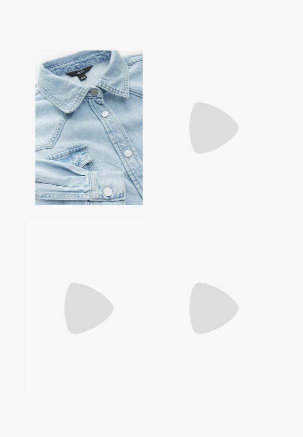 Top blanco sin mangas con escote redondeado y tirantes anchos. Fabricado en una tela suave y elástica, con una silueta ajustada.; Chaqueta de mezclilla azul claro con un cuello clásico, botones plateados y un bolsillo en el pecho; presenta una textura ligeramente desvanecida y detalles de costura.; Jeans de mezclilla de color azul oscuro con pierna acampanada y cintura alta, que cuentan con cinco bolsillos, cierre de botón y detalle de costura visible a lo largo de las costuras.; Zapatilla blanca hecha de cuero suave, con puntera perforada, suela de goma texturizada, cordones planos y un prominente logo 'N' en el lateral.