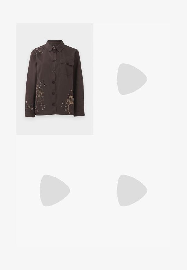 Bruine button-up shirt met een kraag, voorzien van bloemen- en sterrenborduursels in goud en blauw, en een borstzak aan de linkerkant. Van katoen.; Bruine wijde broek met geborduurde sterren- en visontwerpen. Heeft een elastische tailleband, twee zijzakken en verstelbare enkeltouwen.; Paul Smith TOPANGA - Ballerina's - black; Geplooide beige leren clutch met een zilveren metalen frame, voorzien van twee ronde decoratieve sluitingen en een zilveren kettingriem.
