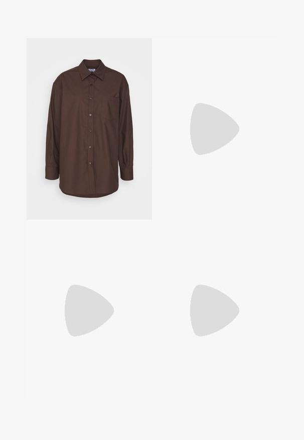 Filippa K SAMMY SHIRT - Chemisier - dark choco; Agolde NICO - Jean slim - spirit; Filippa K SQUARE TOE - Escarpins - black; By Malene Birger RAMIL - Sac à main - black