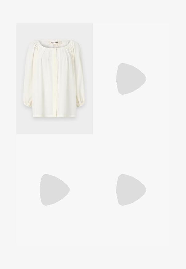 Witte blouse met een ronde halslijn, geplooide voorkant en driekwart pofmouwen. Gemaakt van lichtgewicht stof met een zachte textuur.; Lichtblauwe denim wijde broek met twee grote voorzakken, een knoopsluiting en subtiele vervaging. Gestikte accenten op de zakken voor details.; Schoenen met een koeienhuidpatroon, met een crèmekleurige basis en donkere bruine vlekken, uitgevoerd met een rubberen zool en vetersluiting.; Schoudertas van crèmekleurige stof met een herhaald MK-logo patroon, bruine leren accenten en een gouden kettingband met een afneembare bruine strap.