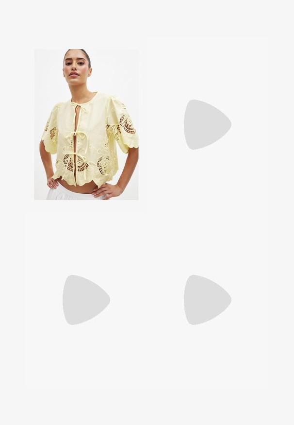 Blouse jaune brodée avec des manches courtes bouffantes, un nœud à l'avant, un ourlet en pointes et des détails en dentelle ouverte. Matière en coton, texture légère.; Jupe de bain blanche à volants avec plusieurs couches, dotée d'une taille à cordon pour un ajustement. Tissu doux avec une texture lisse.; Talons compensés en cuir beige avec un bout pointu, un design ouvert sur le côté et un talon haut fin. Comprend un accent doré sur la sangle.; Lunettes de soleil transparentes en ambre avec des verres rectangulaires, des branches épaisses et une finition brillante, arborant un logo discret sur le côté.; Sac à main en cuir rose avec un haut froncé, une chaîne dorée et un détail de logo. Porté à l'épaule sur fond blanc.