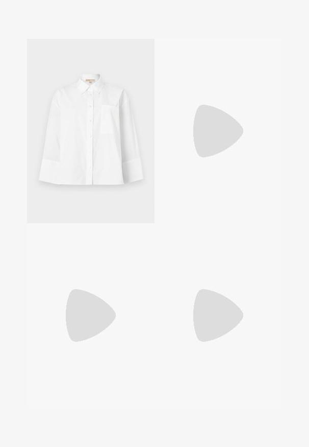 Hvit skjorte med knapper laget av bomull, med spiss krage, lange ermer, brystlomme og løs passform.; Hvit denimskjørt med splitt foran, med høy midje, beltesløyfer og klassisk femlommersdesign. Teksturert stoff med sømdetaljer.; Sorte patent slingback hæl med spids tå, featuring tekstureret slangeskind, justerbar rem og en kort, tekstureret blokhæl.; Brun teksturert lær crossover-veske med gullkjede-stropp og klaffelukking. Fronten har logo-detalj og en lomme under klaffen.