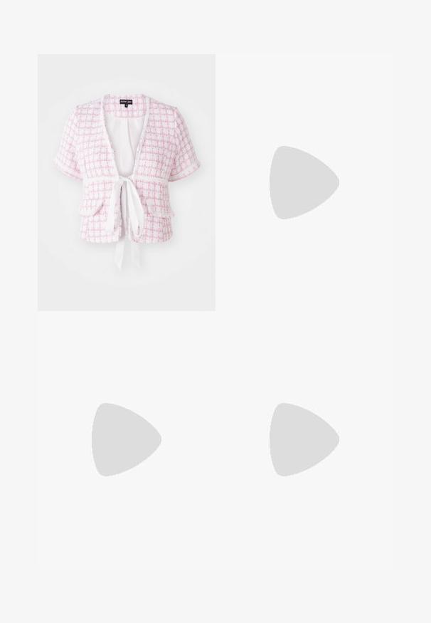 Korte mouwen, roze geweven jasje met een striksluiting, voorzakken en een gestructureerd patroon. Voorzien van een gebogen rand en een ontspannen pasvorm.; Witte en roze geruite shorts van een gestructureerde stof, met een elastische tailleband en een gestrikt strikje aan de voorkant. Twee zijzakken.; Witte enklaarsjes op een platform met een ontwerp van roze vlammen, voorzien van roze veters, metalen oogjes en een roze rubberen sole met grip.; Zilveren oorringen in de vorm van een boog met een gepolijste afwerking. Kenmerken zijn onder andere een textuur op het oppervlak en een gebogen ontwerp, met een bevestiging achterop.