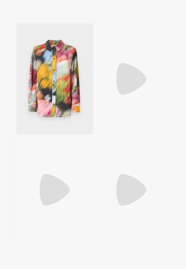 Košile s dlouhým rukávem, která má živý, abstraktní, vícebarevný vzor, s límečkem a zapínáním na knoflíky, vyrobená z lehkého materiálu.; Květinové, lehké kalhoty s elastickým pasem, představující směs živých barev včetně růžové, žluté, zelené a modré.; Černé kožené baletní byty s kulatou špičkou, hladkou texturou, minimálními švy a flexibilním designem podrážky.; Hnědá semišová kabelka s zakřiveným tvarem, krátkým držadlem a zlatými kovovými doplňky. Hladká textura a minimalistický design.