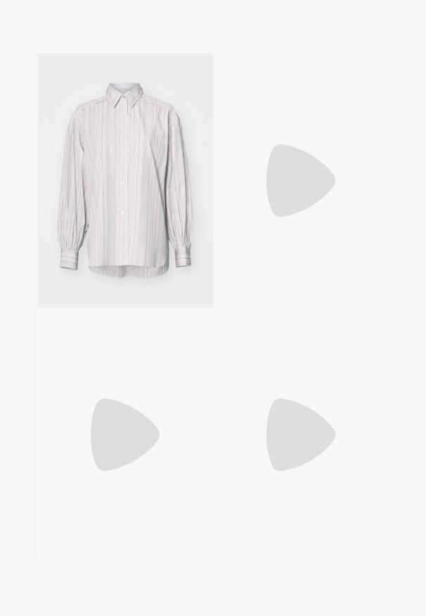 Chemise à rayures dans des couleurs claires, dotée d'un col classique, de manches longues bouffantes et d'un ourlet arrière légèrement plus long.; Pantalons taille haute, gris foncé, à jambes larges avec un motif à carreaux subtil et une taille rayée bleu et blanc, présentés suspendus sur un fond blanc.; Bottine noire en cuir avec semelle épaisse, dotée de multiples sangles et d'accents en métal doré. Texture lisse, design robuste.; Sac à main en cuir verni noir de forme rectangulaire, avec une chaîne en bandoulière et un accent matériel distinctif au centre. Texture lisse.