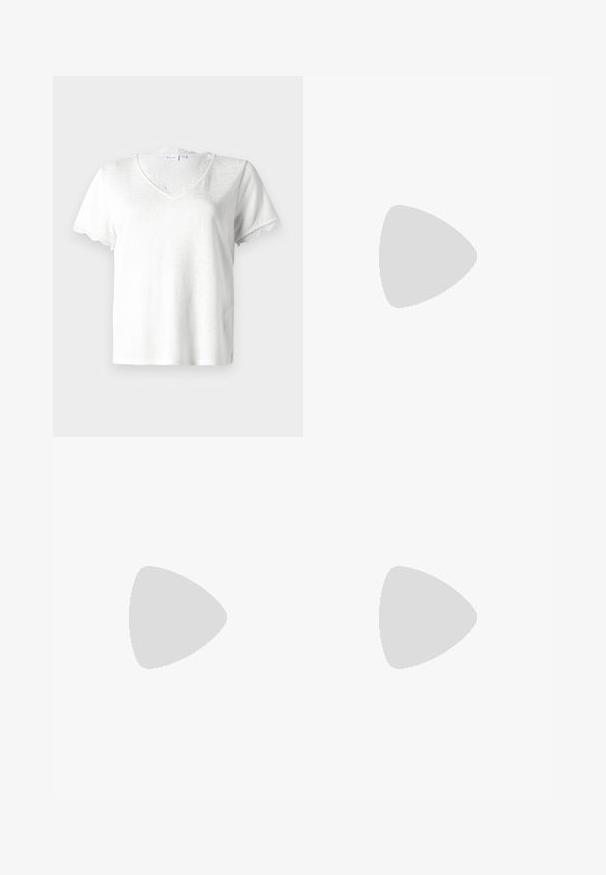 Bela kratka majica s kratkimi rokavi z V-izrezom, ki ima nežno čipkast rob okoli izreza in robov rokavov, izdelana iz lahkotnega materiala.; Črna plisirana maxi krila iz lahkega materiala s tekočim dizajnom. Ima obrobo z naborki in elastični pas za udobje.; Črne usnjene slingback pete z izostrenim nosom, majhno mačje peto in okrasno vozličasto podrobnostjo na sprednjem delu. Gladka tekstura po celotni površini.; Burgundska mehka torbica z zbranim dizajnom in dolgim trakom, nošena čez telo. Model nosi belo kratko majico in črne kavbojke.