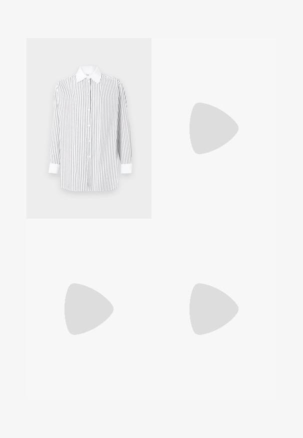 Chemise blanche à manches longues avec de fines rayures verticales noires, patte de boutonnage à l'avant et col classique avec des poignets blancs contrastants.; Pantalons larges noirs à taille haute, dotés de plis à l'avant et d'une texture lisse. Aucun logo ni motif visible.; Chaussure slingback en cuir noir avec un bout pointu et un capuchon métallique doré. Présente un design découpé et un talon fin avec une sangle ajustable.; Sac à main noir avec une texture lisse, doté d'une bandoulière en chaîne dorée, d'une fermeture éclair et d'un emblème décoratif doré à l'avant.