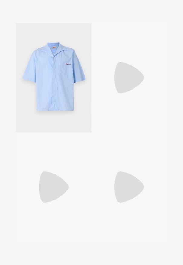Fiorucci STRIPED LOGO BOWLING SHIRT - Majica - light blue; Bijela pamučna majica s okruglim izrezom i kratkim rukavima. Glatka tekstura, ravni kroj i minimalistički dizajn bez uzoraka ili akcenta.; Crne široke hlače od lagane tkanine, s remenom u struku, prednjim džepovima i podesivim rubovima s rastezljivim vezicama.; Bijele kožne tenisice s teksturiranim finishom, okruglim vrhom, bež gumiranim potplatom i šest sivih rupica za vezice, koje imaju suptilni branding sa strane.