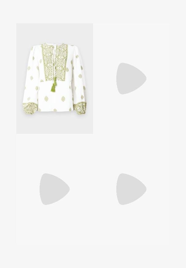 Blouse blanche ornée de broderies florales vertes, avec un col en fente agrémenté d'un pompon, et des manches longues froncées avec des poignets assortis.; Pantalons ajustés marron foncé avec une texture de tissu lisse, présentant une taille haute, deux plis avant et des boutons décoratifs noirs à la taille.; Chaussures à talons blocs en simili cuir beige avec un bout pointu, une bride autour de la cheville et des détails subtils en texture crocodile. Doublure intérieure noire.; Sac à main en cuir noir avec une forme courbée, bandoulière amovible et des accessoires en or. Le sac est doté d'un rabat avec un détail de boucle.