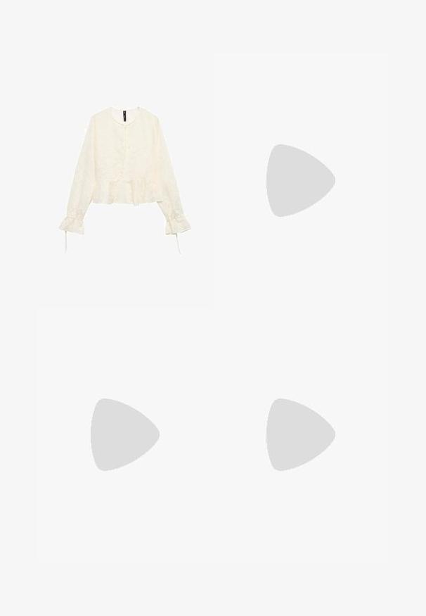 Crème-kleurige blouse met lange mouwen en een peplumzoom, met een getextureerd bloemenpatroon en een strikdetail bij de halslijn. Belvormige manchetten met strikken.; Wijd gesneden broek van donkergrijze stof, met een geplooid voorpand en een tailleband met striksluiting. Zachte textuur, minimalistisch ontwerp.; Bruine leren cowboylaarzen met een spitse neus en blokhak, voorzien van gedetailleerde stiksels en verhoogde accenten op de schacht.; Cat-eye zonnebril met een zwart en oranje schildpadframe, bruine lenzen en slanke, puntige uiteinden. Bevat een minimalistisch logo op de poot.