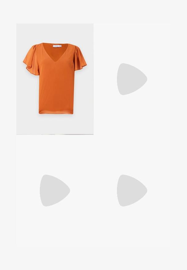Top de manga curta em laranja brilhante, com decote em V e mangas suavemente franzidas, feita de um tecido liso com uma textura leve.; Calções bege com designs bordados a preto, exibindo formas abstratas com contornos. Feitos de um tecido leve, oferecendo um estilo casual.; Sapato slingback em pele sintética castanha com bico pontiagudo e salto moderado. Apresenta uma fivela para um ajuste seguro. Textura suave.; Bolsa de ombro em couro preto com textura suave e alça ajustável, combinada com jeans de perna larga desbotados e ténis desportivos.