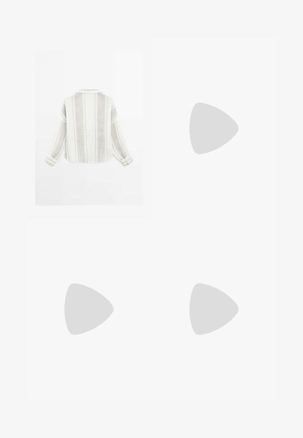 Chemise à manches longues en gris clair et blanc, présentant des rayures verticales, un col et des poignets à boutons. Fabriquée dans un tissu texturé et léger.; Jupe blanche asymétrique en tissu doux et léger ; détails d'ourlet effiloché ; texture lisse ; drape élégamment d'un côté.; Bottes en daim beige montant jusqu'au genou, avec un bout pointu et un talon carré épais. Texture lisse avec des détails de coutures minimales.; Collier avec un cordon marron et un pendentif en argent en forme d'ovale. Le pendentif a une surface lisse et une légère indentation au centre.