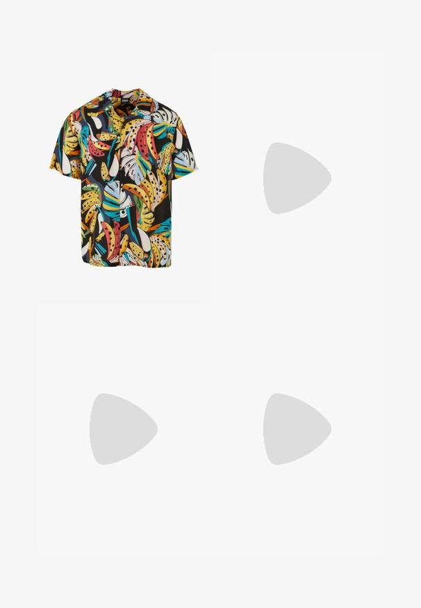 Īsām piedurkņu krekls, kas izgatavots no viegla auduma, ar daudzkrāsainu banānu un lapu rakstu uz melna fona.; Melnas flautu bikses no mākslīgās ādas, ar priekšējiem kabatām, redzamām šuvēm un izliektiem paneļiem sānos.; Brūni un zili rūtaini platās kājas bikses, kas savienotas ar baltām kurpēm ar melniem akcentiem un teksturētām zolēm, uz zaļa fona.; Melnas taisnstūra saulesbrilles ar tumšiem stikliem, kuras iezīmē bieza rāmja konstrukcija, diskrēti akcenti sānos, un nav redzamu logo ārpus zīmola nosaukuma.