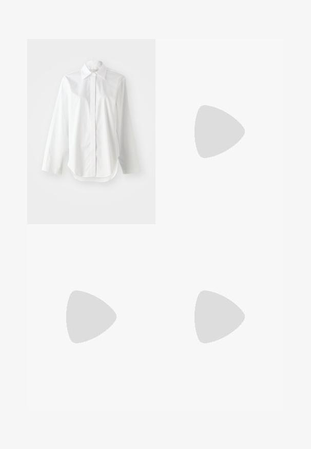 Witte blouse met lange mouwen, een klassieke kraag, knoopsluiting aan de voorkant en een licht gebogen zoom. Glad materiaal met een frisse uitstraling.; Zwarte joggingbroek van zacht stof, met een elastische tailleband, slim fit, zijzakken en een taps toelopende boorden bij de enkels.; The Kooples CHAUSSURES - Hoge hakken - black; Zwarte lakleren handtas met een slanke vorm. Voorzien van zilveren kettinghardware, een slot en een witte steraccent aan de zijkant.