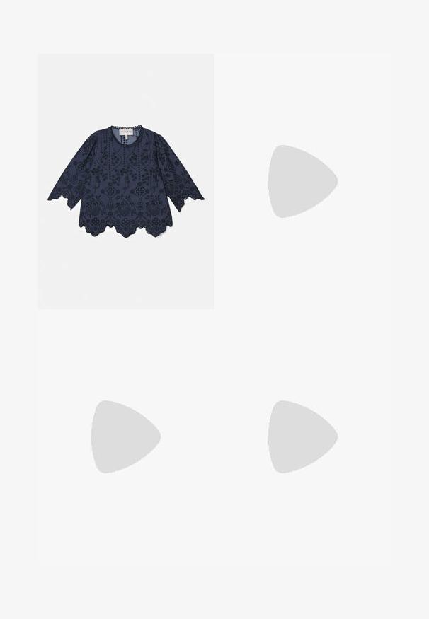 Blusa in cotone blu navy con maniche lunghe, intricati ricami floreali, orlo a forma di scallop e dettagli di bottoni lungo il colletto.; Gonna nera asimmetrica realizzata in tessuto morbido, con un davanti arricciato e una fascia decorativa con un accento in cerchio metallico.; Stuart Weitzman FELICITY BOW SLIDE - Ciabattine con tacco - black; Borsa a tracolla in eco-pelliccia nera con un corpo texturizzato e morbido. Presenta una cintura nera elegante con dettagli annodati. Forma cilindrica compatta.