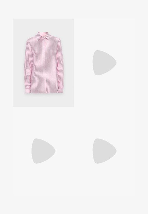 Lange mouwen blouse in roze en witte gestreepte linnen, met een klassieke kraag, knoopsluiting aan de voorkant en omgeslagen mouwen met gestreepte accenten.; Lichtroze shorts met een op maat gemaakte ontwerp, vlakke voorkant, zijzakken met knoopsluitingen en een gladde stofstructuur.; Witte mesh puntige muiltjes met een slanke hak van middelgrote hoogte en een slip-on ontwerp, tegen een effen achtergrond.; Bruine leren clutch met een zilveren balsluiting en een klein zilveren kettingdetail op een witte achtergrond.