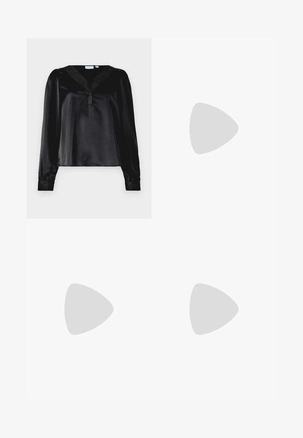 Svart satengbluse med lange ermer, blondekant ved halsen og broderte detaljer på mansjettene. Glatt tekstur, strukturert passform.; Sorte høytlivs vidjeans med front- og baklommer, beltestang og knappeåpning på en enkel hvit bakgrunn.; Sorte skinn ankelstøvler med rund tå, snøring foran og tykk gummisåle med teksturert mønster. Håndtak bak.; Svart lær clutch-veske med klaff og detalj i gullmetall. Inkluderer en svart stropp og et strømlinjeformet, minimalistisk design.