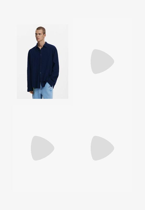 Cămașă albastru închis cu nasturi, cu dungi texturate, mâneci lungi și croială lejeră. Combinată cu blugi albaștri deschis, cu accente colorate.; Shorts din denim cu un model texturat, gradient de la albastru deschis la verde, design clasic cu cinci buzunare și închidere cu nasture metalic.; Flip-flop alb, cu un design minimalist, fabricat dintr-un material moale din cauciuc, cu o talpă plată și o curea în formă de Y pentru suport.; Ochelari de soare din plastic negru cu lentile verzi, rame pătrate, accent argintiu pe sprânceană și brațe texturate. Marca este menționată pe brațul interior.