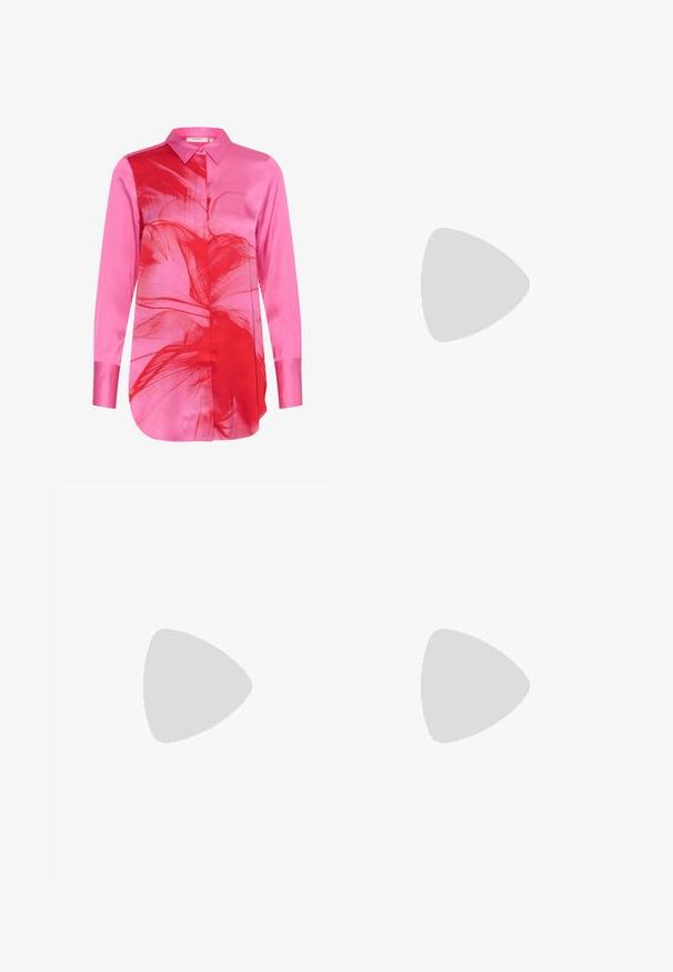 InWear DURIANAIW - Hemdbluse - carmine pink water flower; Helle, weit geschnittene rosa Hosen aus leichtem Stoff, mit einem elastischen Bund und vorne plissierten Details für zusätzliches Volumen und Textur.; Rosa Wildleder-Sneaker mit schwarzen Streifen, Gummisohle und strukturiertem lila Fersenbereich. Verfügt über ein Schnürdesign und geprägte Markenkennzeichnung an der Seite.; Rosa Satinketten Tasche mit geraffter Textur, geschwungener Form und einer geknoteten Riemendetail. Glatte Oberfläche mit gesteppten Akzenten.