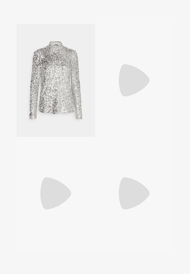 Silberner Pailletten-Longsleeve mit figurbetontem Design, hohem Kragen und strukturiertem Muster, das eine gleichmäßige Verteilung der Pailletten über den Stoff aufweist.; Schwarze Pailletten-Hose mit schickem Design, ausgestattet mit einem dehnbaren Taillenbund und einer glänzenden Textur, die das Licht reflektiert. Vertikale Paillettenmuster.; Schwarzer Lackleder-Pumps mit spitzem Zeh, drei dekorativen Riemen mit Nieten und "Karl Lagerfeld"-Markierung auf dem Absatz.; Schwarze Leder-Umhängetasche mit runder Form, silberner Kettenriemen und rechteckigem Hardware-Akzent auf der Vorderseite. Glatte Textur.