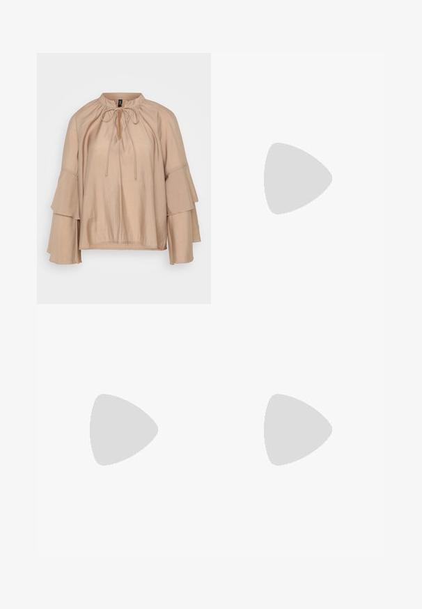 Beige Bluse mit rundem Ausschnitt, Bindegürtel und gestuften Glockenärmeln. Hergestellt aus einem leichten, glatten Stoff mit lockerer Passform.; Weite Hosen aus einem hellgrünen Stoff mit einer glatten Textur. Verfügt über einen vorderen Knopfverschluss und zwei Seitentaschen.; Silberne metallische Sandalen mit minimalistischem Design, featuring dünne Riemen und einer flachen schwarzen Sohle. Besonderheiten sind die Überkreuz-Riemenakzente.; Silberne Tropfenohrringe mit einem quadratischen Stecker, die eine glatte, polierte Oberfläche und eine Tropfenform aufweisen, die Licht mit einer glänzenden Oberfläche reflektiert.