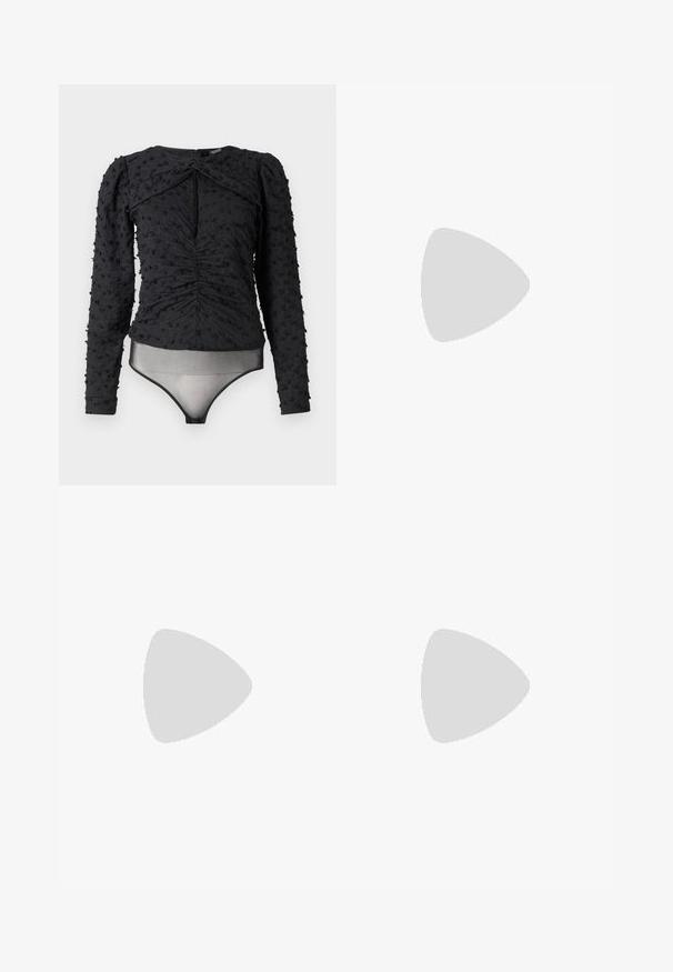 Hofmann Copenhagen EXCLUSIVE ALEXANDRA - Blūze - black; Melna svārki ar krāsainu komiksu stila drukājumu ar varoņiem dzīvīgās krāsās. Ietver dekoratīvu jostu ar aparatūras detaļām.; Melna ādas baleta kurpe ar noapaļotu purngalu, gludu tekstūru, minimālu šuvju detalizāciju un elastīgu zoles dizainu.; Sudraba metāla rokassoma ar elegantu taisnstūra formu, kurai priekšpusē ir sasieta loku detaļa un divi īsi rokturi. Gluda tekstūra.