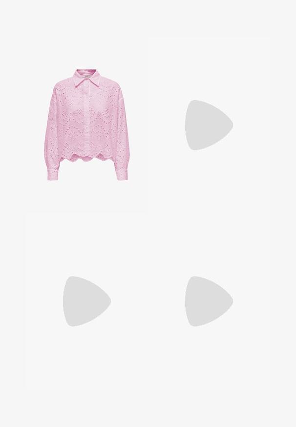 Lichtroze button-up shirt met een geschulpte zoom, voorzien van oogjes borduursel en een puntige kraag. Lange, licht gepofte mouwen.; Groene wijd-uitlopende broeken met paisleymotief, voorzien van een elastische taille en trekkoord. De stof heeft een gladde textuur en bevat complexe blauwe accenten.; Gouden metallic hoge sandaal met een hoekige blokhak, twee banden over de voet en een verstelbare enkelband. Gladde textuur.; Zwarte leren handtas met een gebogen vorm, afneembare schouderband en gouden hardware. De tas heeft een klep met een gespsluiting.