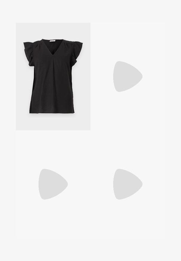 T-shirt noir à col en V avec des manches courtes et volantes. Fabriqué en tissu léger, il présente une coupe décontractée et une légère drape.; Un short noir avec un motif de feuillage en beige clair et vert menthe, fabriqué dans un tissu texturé et doté d'une taille élastique.; Escarpins slingback en cuir verni noir avec un embout pointu, un design à découpes arrondies et un talon carré. Présente un accent de boucle en ton doré.; Grand sac fourre-tout en paille avec un extérieur texturé beige et deux grandes poignées. Présente une sangle en cuir pour la fermeture.