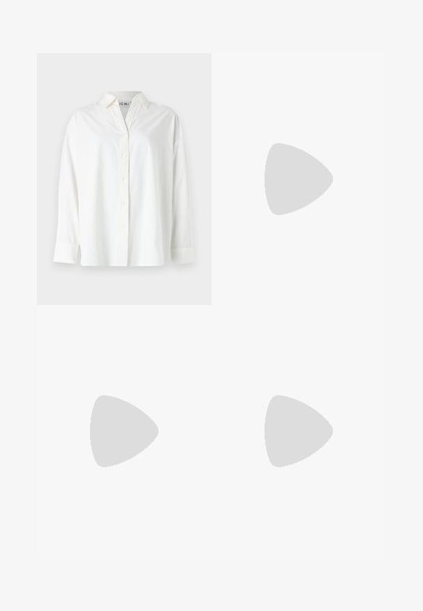 Chemise blanche à boutons, en coton. Elle présente un col, des manches longues et une coupe décontractée. Texture lisse sans motifs visibles.; Jupe en denim vert olive clair avec quatre plis plats, une fermeture à bouton à l'avant et un accent en boucle en métal sur la taille.; Bottines en cuir noir avec un bout rond, un laçage à l'avant et une épaisse semelle en caoutchouc dotée d'un motif texturé. Tirer au dos.; Sac fourre-tout en suède brun avec une texture douce, présentant une seule bandoulière et une ouverture supérieure légèrement courbée. Aucun détail de matériel visible.