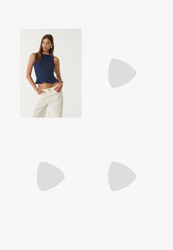 Laivastonsininen smocked crop-top, jossa on röyhelöhelma, istuva malli ja hihattomuus, yhdistettynä korkeavyötäröisiin valkoisiin farkkuihin.; Ruske ribbede leggins med flagrende kanter, strækbart strikstof, bred talje og en glat tekstur. Egnet til afslappet brug.; Mustat nahka-sandaalit, joissa on kaksi leveää remmiä jalan yli, neliön muotoinen kärki ja matala lohko korko. Sujuva pinta ja minimalismi.; Musta käsilaukku, jossa on rakenteellinen muoto, sileä pinta ja metallinen solki. Yhdistetty leveisiin mustiin housuihin ja avonaiheisiin sandaaleihin puulattialla.