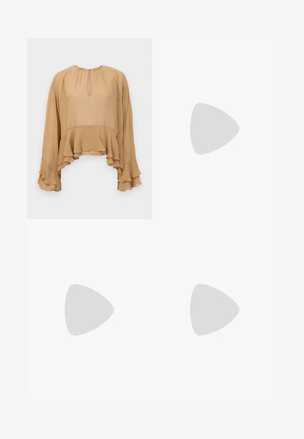 Bluză bej cu mâneci lungi, cu volane la tiv și la manșete, decolteu rotund cu un detaliu mic în formă de cheie în față, dintr-un material lejer și fluid.; Jeans din denim alb cu croială dreaptă, cinci buzunare și închidere cu nasture. Textură fină și design curat, potrivit pentru ținute de zi cu zi.; Sandale cu toc wedge, platformă din jute natural, partea superioară din material crem și două accente florale suprapuse; dispune de o curea subțire la gleznă cu cataramă.; Geantă tote din piele maro și bej, cu un model țesut în carouri și mânere împletite, pe un fundal alb.