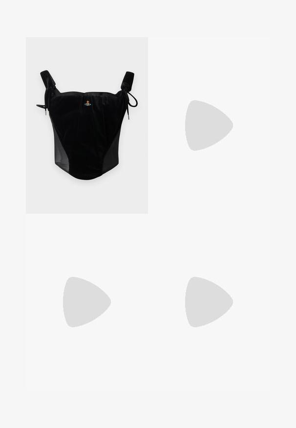 Fekete bársony fűző, állítható kötőpántokkal és kis középső hímzett emblémával, sima háttéren.; Fekete bőrnadrág, amely enyhén bővül a nadrág szárán, sima textúrával rendelkezik, és két elülső zsebe van, fekete és barna kiemelésekkel a deréknál.; Fekete, térdig érő csizmák sima anyagból, finom szegecses mintával és ezüstszínű sarokkal. Rózsaszín selyem ruhával párosítva.; Fekete bőr kézitáska texturált felülettel, ezüst hardware-rel, zárható csattal és rövid fogantyúval a hordozáshoz. Kompakt és strukturált kialakítás.