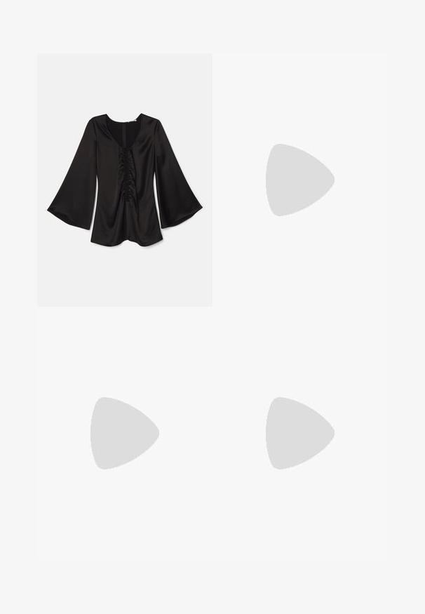 Blusa nera in satin con maniche lunghe e svasate. Presenta un profondo scollo a barca e dettagli arricciati al centro. Texture liscia. Chiusura con zip sul retro.; Pantaloni neri a palazzo realizzati in un materiale liscio, con una vita media e un design semplice e sartoriale privo di abbellimenti visibili.; Décolleté nera in pelle con punta affusolata, design minimalista, sottile cinturino alla caviglia e tacco a stiletto elegante. Texture liscia.; Borsa in pelle nera con incisione a forma di coccodrillo, dal design strutturato, dotata di manico superiore, tracolla regolabile e un evidente dettaglio logo frontale.