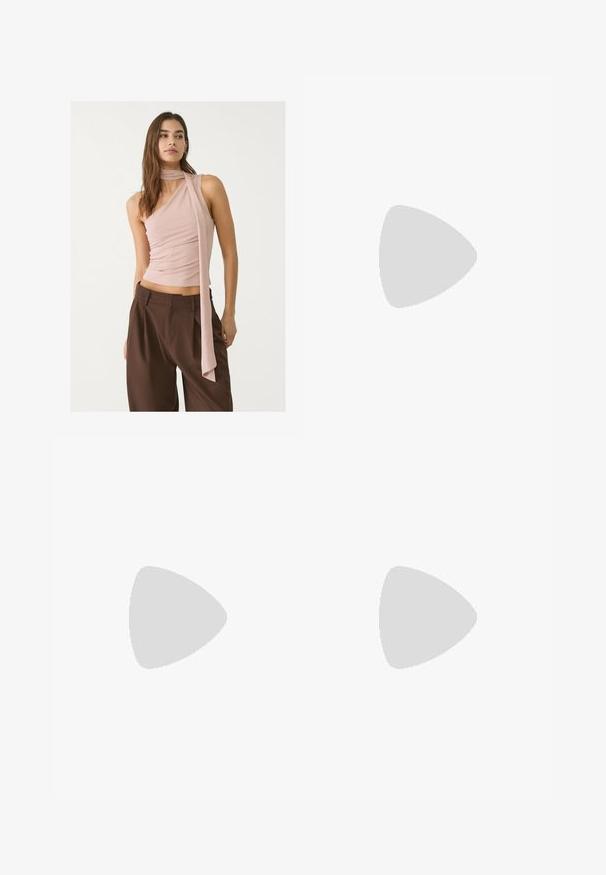Asimetrična ružičasta majica s naboranom teksturom, s dugim detaljem marame. Uparen s smeškim širokim hlačama. Mekana tkanina, minimalistički dizajn.; Gina Tricot SOFT TOUCH FOLDED TROUSERS - Hlače - pink lady; Bijela sandala na visokoj potpetici s debelim petom, s remenom i vezanjem oko gležnja. Glatka tekstura s platformom sprijeda za dodatnu visinu.; Ružičasta kožna torba s zakrivljenim poklopcem, jednim remenom za rame i čistim linijama. Torba ima glatku teksturu i minimalistički dizajn.