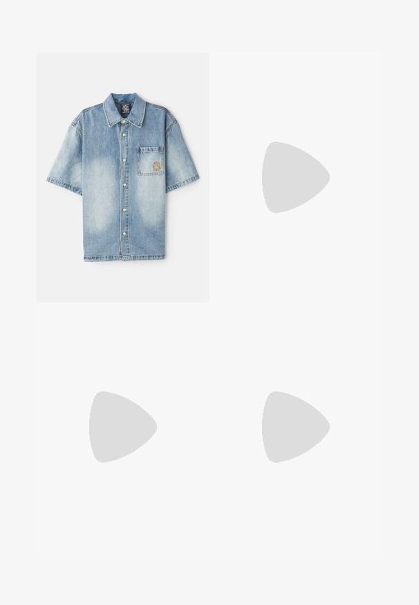 Camicia di jeans azzurra a maniche corte con collo, tasca anteriore e leggeri effetti di scoloritura, dotata di bottoni di metallo e design ricamato.; T-shirt in cotone bianco con testo "Billionaire Boys Club" in un design a gradiente. Maniche corte e scollo rotondo.; Jeans in denim blu con taglio dritto, caratterizzati da una finitura sbiadita, cinque tasche e dettagli in ottone alla vita.; Sneaker bianco con accenti in camoscio, punta rotonda, lacci piatti e suola in gomma crema. Presenta un marchio verde sul tallone.