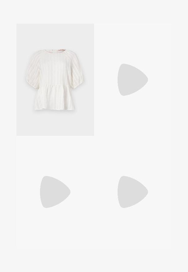 Biela blúzka s vertikálnymi pruhmi, krátkymi nariasenými rukávmi, okrúhlym výstrihom a nariaseným peplum spodkom. Vyrobená z ľahkej, textúrovanej látky.; Modré nohavice na mieru z hladkej tkaniny so bočnými skladmi, s rovým strihom a čistým pásom. Žiadne viditeľné kovové prvky ani vzory.; Hnedé kožené loafers s lesklým povrchom, s dekoratívnym zlatým prackom na prednej strane a nízkym blokovým podpätkom. Klasický dizajn.; Hnedá semišová taška cez rameno s jemnou textúrou, otvoreným vrchom a jedným ramenným popruhom. Disponuje hladkým povrchom a minimálnym detailovaním.