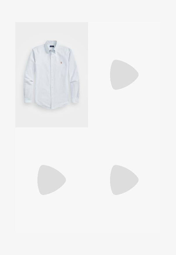 Camicia button-up a righe blu chiaro con maniche lunghe, colletto e un piccolo logo rosso ricamato sul petto. Tessuto in cotone.; Jeans a gamba larga color crema realizzati in denim, con un classico design a cinque tasche e chiusura con bottone metallico in vita.; Maglione nero senza maniche sopra una camicia bianca, abbinato a jeans scuri e sneakers bianche. Modella seduta su una sedia davanti a uno sfondo chiaro.; Occhiali da sole neri con una montatura in plastica elegante, lenti scure con gradiente, forma geometrica e branding distintivo sulla tempia.